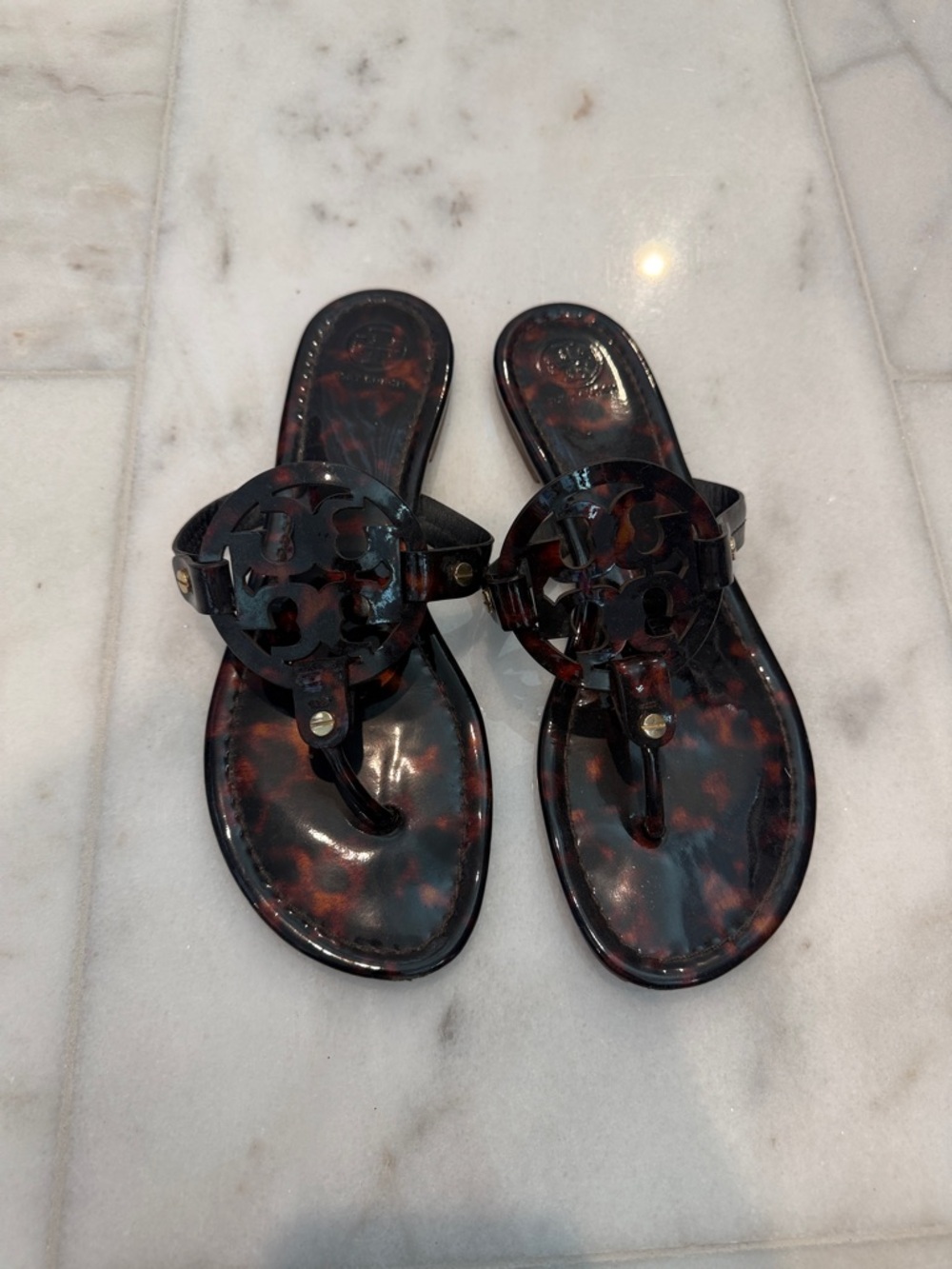 Tory Burch Tortoiseshell Logo Thong Sandals - Dark Brown/Black